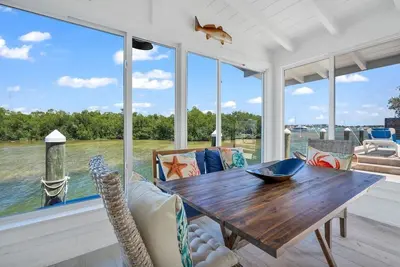 Image de Harbor Hideaway - 3bed, 2bath, 50' dock, heated pool, tiki with all the amenities.