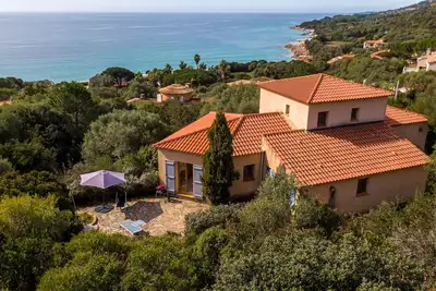 Image de demi villa dans quartier résidentiel de capicciolo avec accès privé à la plage