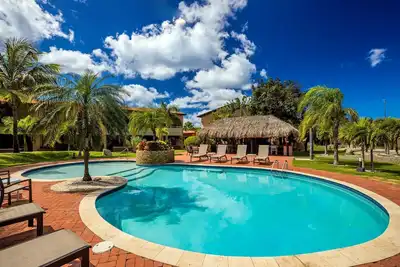 Image de Tropical Gem 2 bdrms w/ pool view near Eagle beach