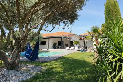 Image de Belle villa, piscine et cigales au calme, proche de la mer!