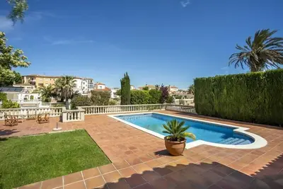 Image de Villa de plain pied au canal avec 3 chambres, piscine et amarre