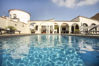 Image de Fantastique villa au canal avec 5 chambres, piscine et amarre.