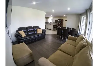 Image de 3 King Beds Modern Comfortable Home
