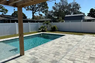 Image de 🏝️Pet Friendly 3-bedroom house, minutes from Beach, Heated Pool