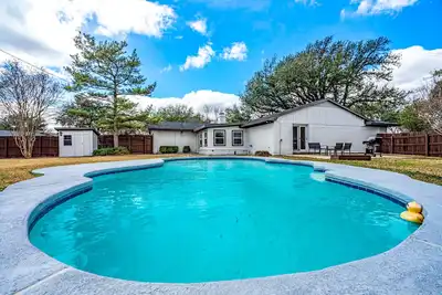 Image de New! Gorgeous recently remodeled 4-bedroom spacious home with a Heated Pool.