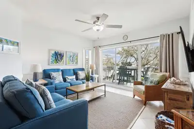 Image de 210 Barrington Court ~ Newly Renovated