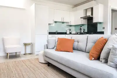 Image de Maison-Moderne-Salle de bain privée séparée-Vue sur Rue-Windsor Town Centre