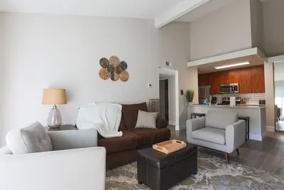 Image de Oceanside Beach style Two bedroom huge Pool & hot tubs King bed No cleaning fee
