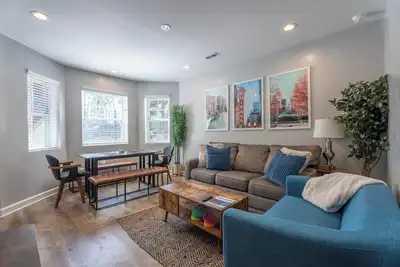 Image de Cozy Family 3br Oasis: Park, Private Yard, & Bbq!