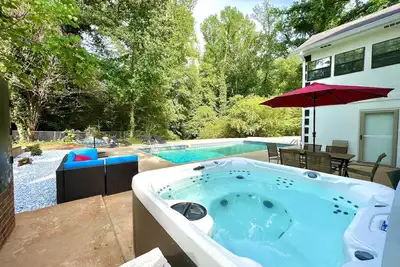 Image de Fun Spacious 3-level vacation home with Foosball, Sauna, Bbq, HotTub &Summer:Pool
