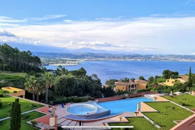 Image de Impressionnante Vue mer et sur la baie de Cannes piscine Vtt  au pied dl Esterel