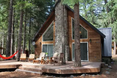Image de River Rock Cabin: Your Gateway to Pine-Scented Bliss & Mountain Excursions