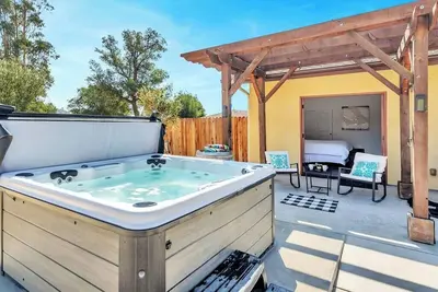 Image de Villa in Wine Country, King Beds & Jacuzzi