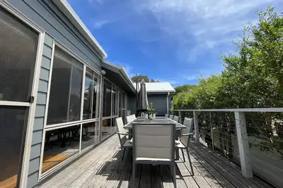 Image de Family retreat. Location 5mins To both beaches. Spacious family home.