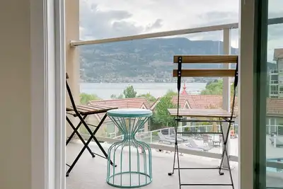 Image de Huge Downtown Kelowna Condo with Pool/Lake View :)