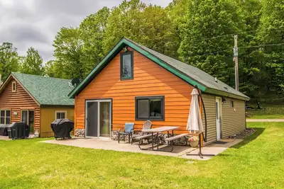 Image de Cabin with private dock and large yard space!