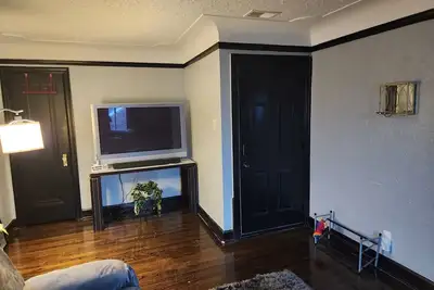 Image de Cozy 2 B/R sleeps 5, 10 minutes from downtown and 20 minutes from Dtw airport.