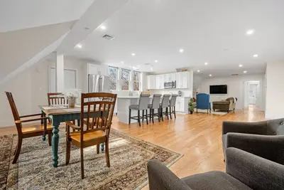 Image de Bright and Spacious 2br/2bath Condo with Parking