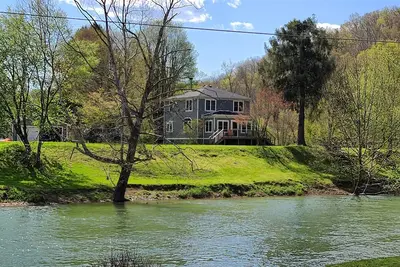 Image de Charming, remodeled farmhouse on the river to kayak with a hot tub & a firepit! !