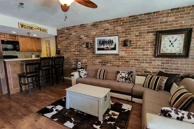 Image de Cowboy Family Suite! Perfect for Large Groups! 204