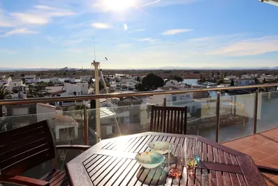 Image de mmeuble neuf avec toutes les prestations, appartement très bien equipé.