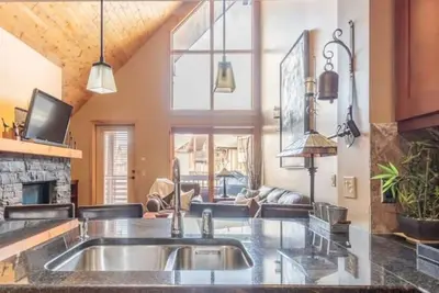 Image de \"Utopia\" at Rundle Cliffs Lodge