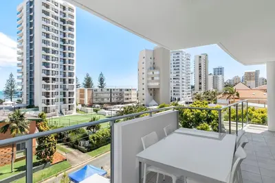 Image de Eden Apartments Unit 401 Modern 2 bedroom Apartment Close to the Beach in Rainbow Bay - Free Wifi
