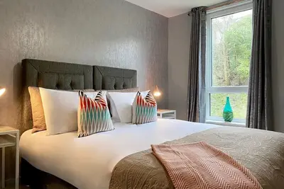 Stylish Glasgow Apartment with Parking