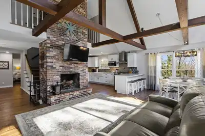 Image de Private 2+park like acres, 15 min to downtown, pond, fishing, game room