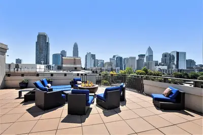 Image de A Modern Boho, Uptown 2 bdrm Condo + Rooftop Terrace
