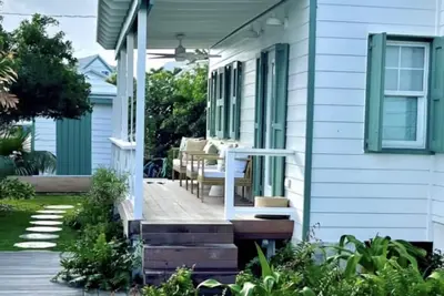 Charming Cottage w/pool- in the highly desired settlement