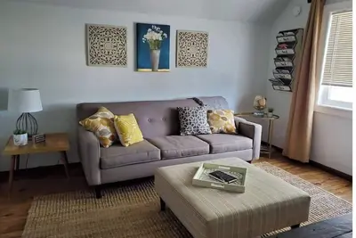 Image de Clean Upper Level Apt/King Size Bed/Free Parking & Laundry/Close to Downtown