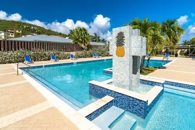 Image de Wow! ! Gorgeous & well-appointed 4br- Walk to the beach & to Coral World! !