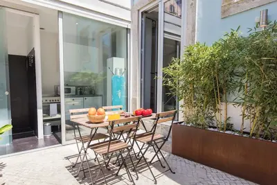 Image de Artsy Real with Terrace by LovelyStay