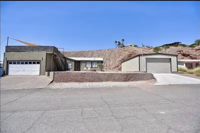Image de River house with desert view