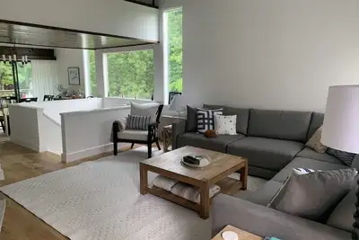 Image de Newly Remodeled Mountain Home! Minutes from Lincoln Peak & Mt. Ellen! Free WiFi