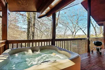 Image de Winter With a View! Hot Tub, King Bed, Private