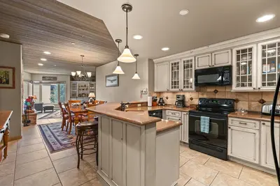 Image de Ski-in Ski-out, Hot Tub, Covered Parking!