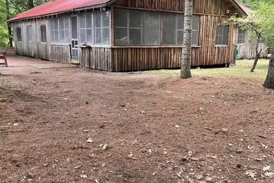 Image de Cottage nestled in the woods overlooking Sebago Lake.