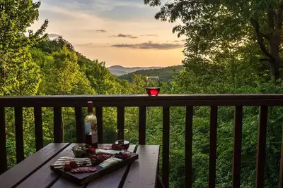 Image de Scenic Retreat | 4br Cabin w/ Hot Tub, View, Pool Access
