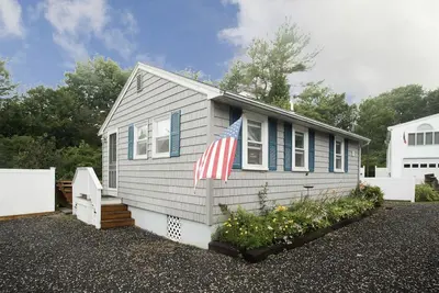 Image de Beach Bliss! Cute 2 bed/1 bath cottage — 3 min. walk to Long Sands Beach!