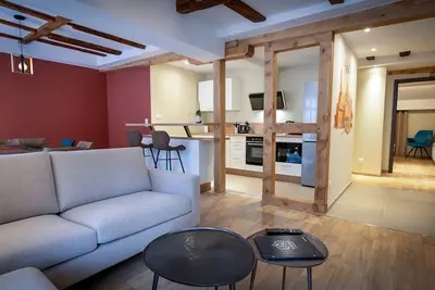 Image de 6 personnes, 3 chambres, 2 salles de bains, parking privé — hypercentre Colmar