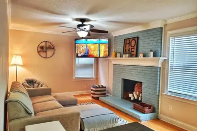 Image de Newly remodeled! Family friendly. Near lake & park