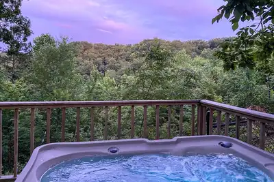 Image de Spring Break Escape -Views, Vibes and a hot tub! Central location Pf&Gatlinburg