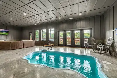Image de Luxury Smoky Mountain Cabin- Indoor Heated Pool, Hot Tub & Views