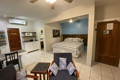 Image de In the heart of West End, Roatan - Mariposa Lodge - Unit 4