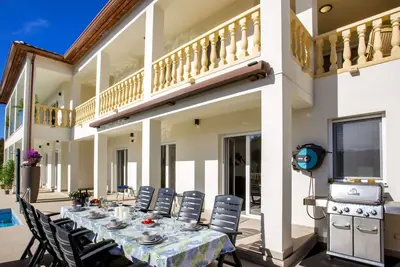 Image de Bel appartement dans une maison de vacances avec piscine privée, climatisation, Wifi, Tv, patio