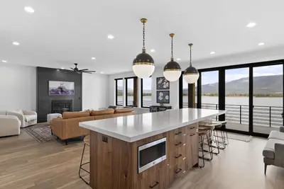 Image de Luxury Lakefront Ski Home Close to 3 Epic Ski Resorts ⛷️