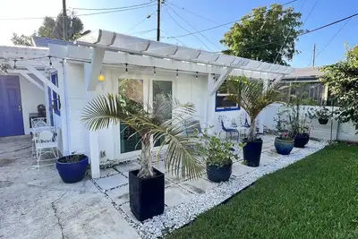 Image de Beautiful beach inspired cottage@Old Northwood 10min to Pbi, beach, downtown Wpb