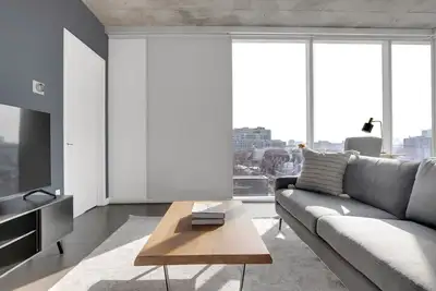 Image de Luxe Near North 2br w/ Roof & Gym, close to Red Line, by Blueground